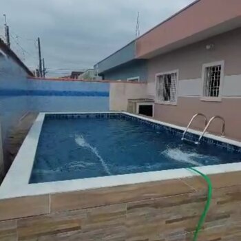 Casa térrea com piscina R$ 399.000,00 Praia Itanhaém – 2 dormitórios 1 suite 2 vagas ACEITA FINANCIAMENTO 